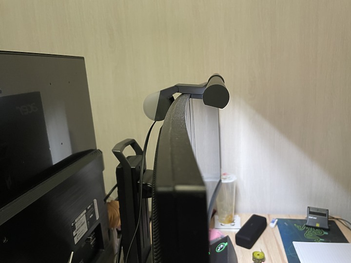 一次入手兩隻BenQ ScreenBar Halo 掛電視+曲面螢幕