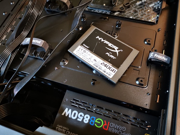 【開箱】極富機械巧思且低調奢華的電腦機殼！Fractal Design Define 7