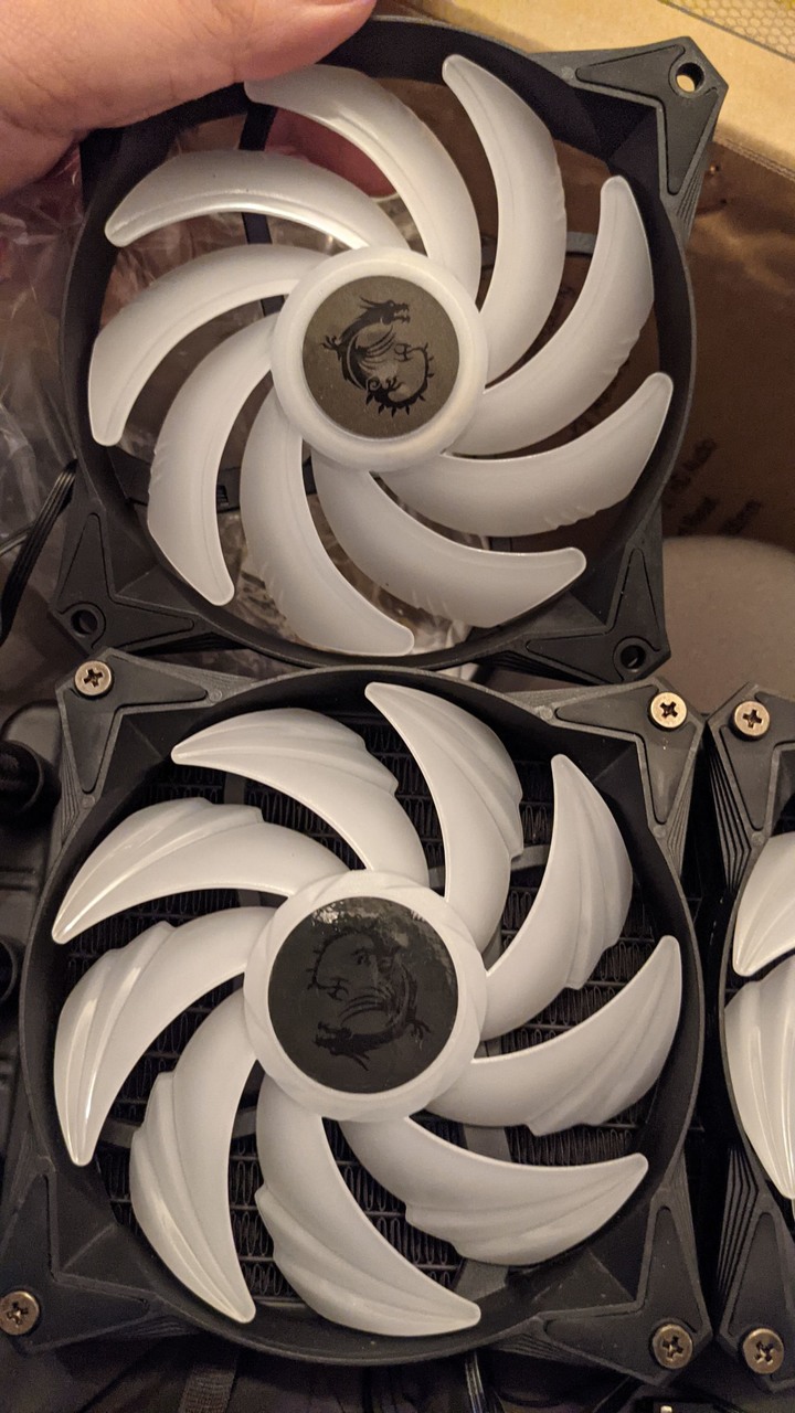微星MSI MAG CoreLiquio 360R 簡易開箱 (更新 空冷利民TRUE Spirit 140 Power 單風扇水冷 MasterLiquid ML120L V2 RGB 雙風扇水冷 微星MAG CoreLiquio 240R 溫度測試對比) )