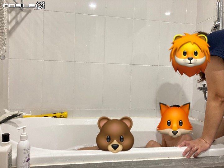 點我看大圖 敏感肌的小鬼就是愛玩水