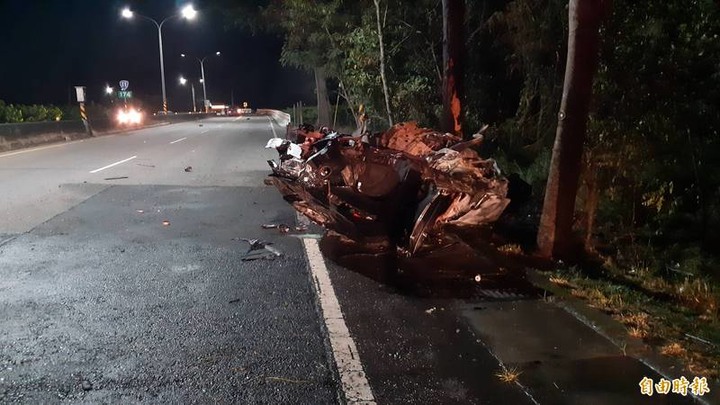 轎車過彎失控飛越逆向車道燒成火球 2人慘成焦屍