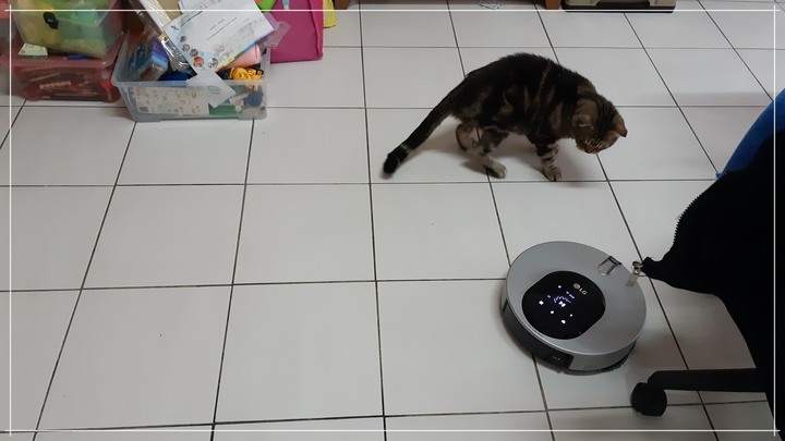 跟我來場障礙賽吧！LG M9 MAX 銳眼雙旋拖地機器人！