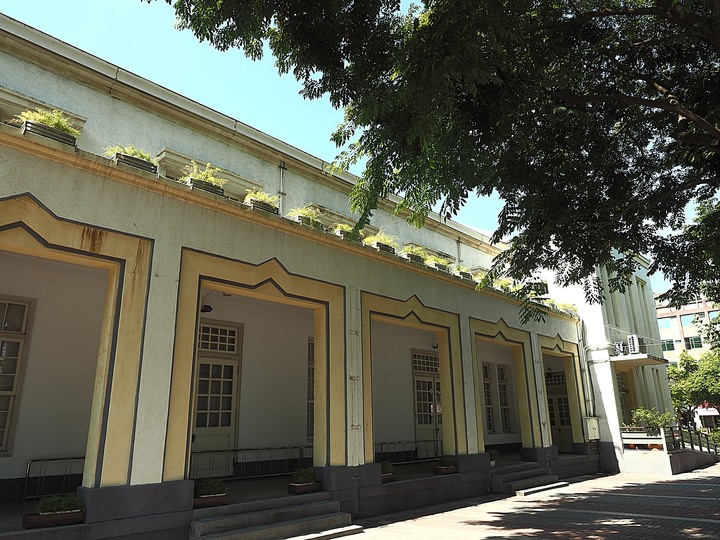 彰化市公會堂|彰化藝術館|八卦山紅毛井 — 日治時期興建之大型民眾聚會場所,與後方的400年古井