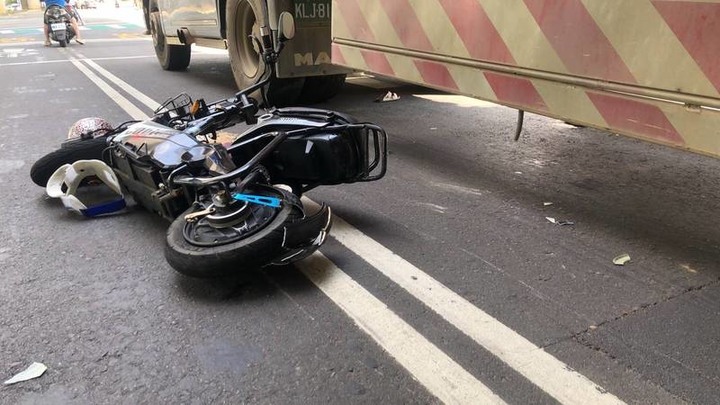 母女騎電動自行車碰撞砂石車 9歲女童遭輾斃