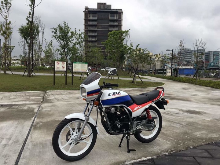 圓一個遲了30年的17歲高中生檔車夢