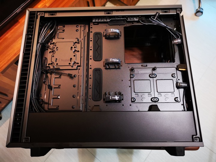 【開箱】極富機械巧思且低調奢華的電腦機殼！Fractal Design Define 7