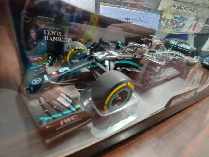 [開箱]1/18 MINICHAMPS MERCEDES W11 L.HAMILTON 2020