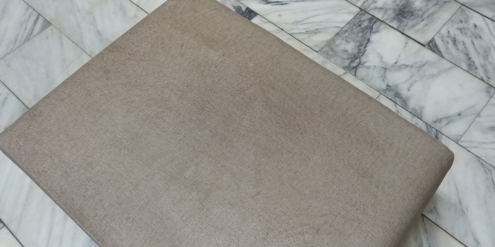 布沙發疑似發霉