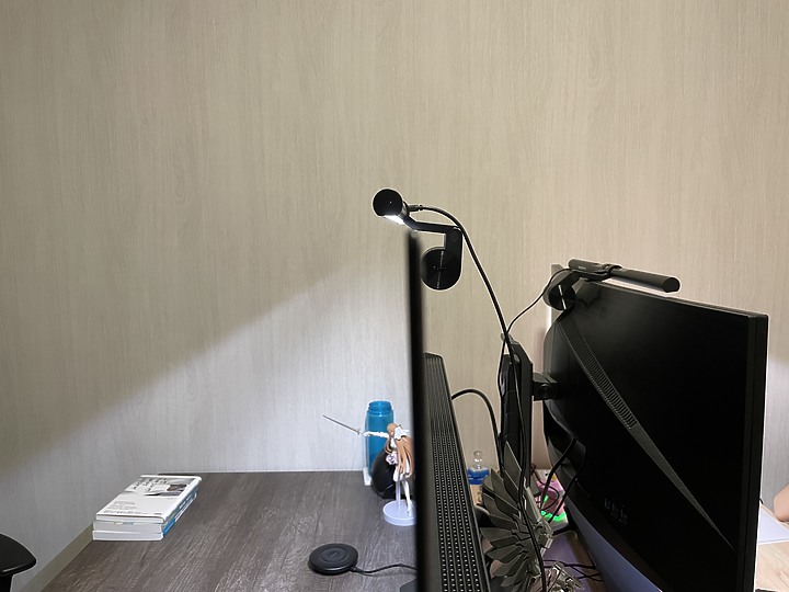 一次入手兩隻BenQ ScreenBar Halo 掛電視+曲面螢幕