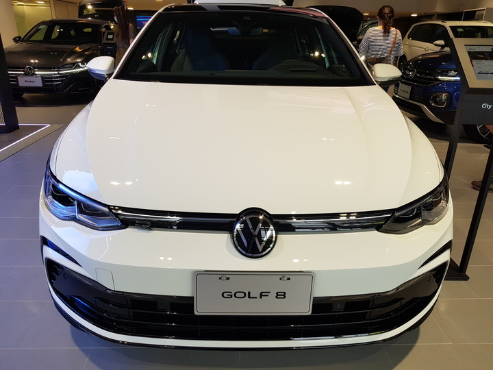 感謝家人幫我與家母換車-8代Golf Variant R Line