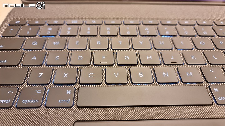 不是筆電又像筆電的微開箱，M1 IPad Pro 12.9 ＋ Logitech Combo Touch (更新：新增心得)