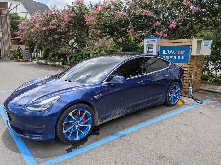 特斯拉勇闖中央山脈大縱走,電動車台灣切地瓜!