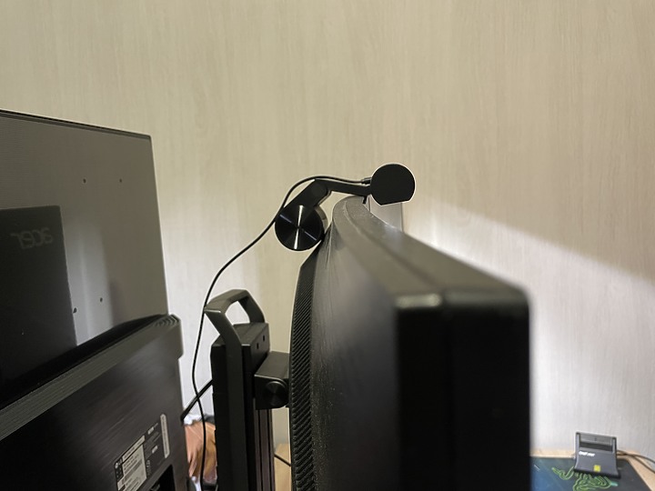 一次入手兩隻BenQ ScreenBar Halo 掛電視+曲面螢幕