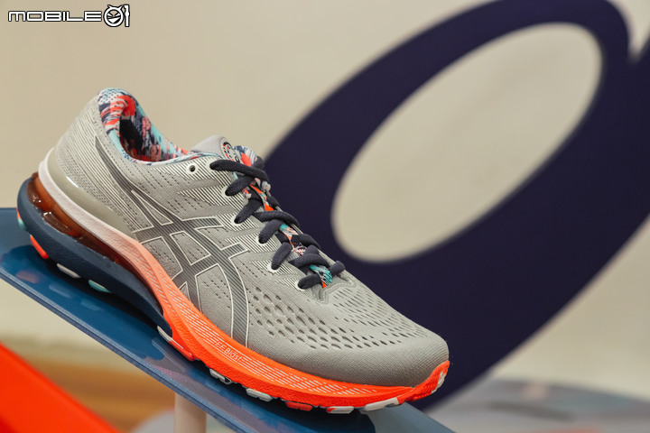 ASICS發表「為運動喝采」系列鞋款 繽紛的五彩視覺元素！