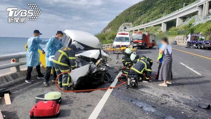 車頭變形全毀!廂型車撞大貨車親人2死1輕傷