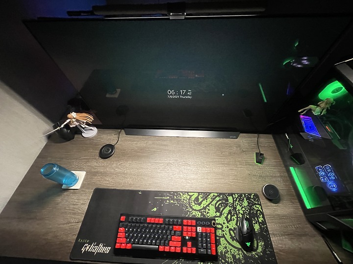 一次入手兩隻BenQ ScreenBar Halo 掛電視+曲面螢幕