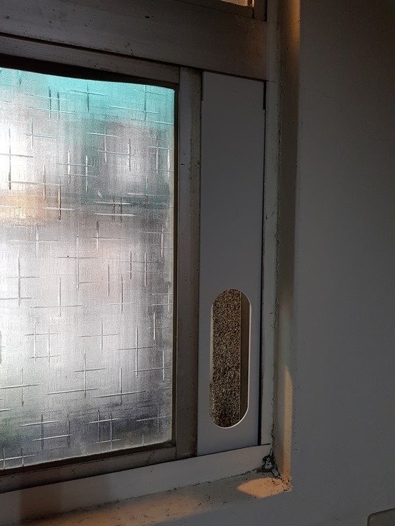 關於冷氣的窗戶隔板