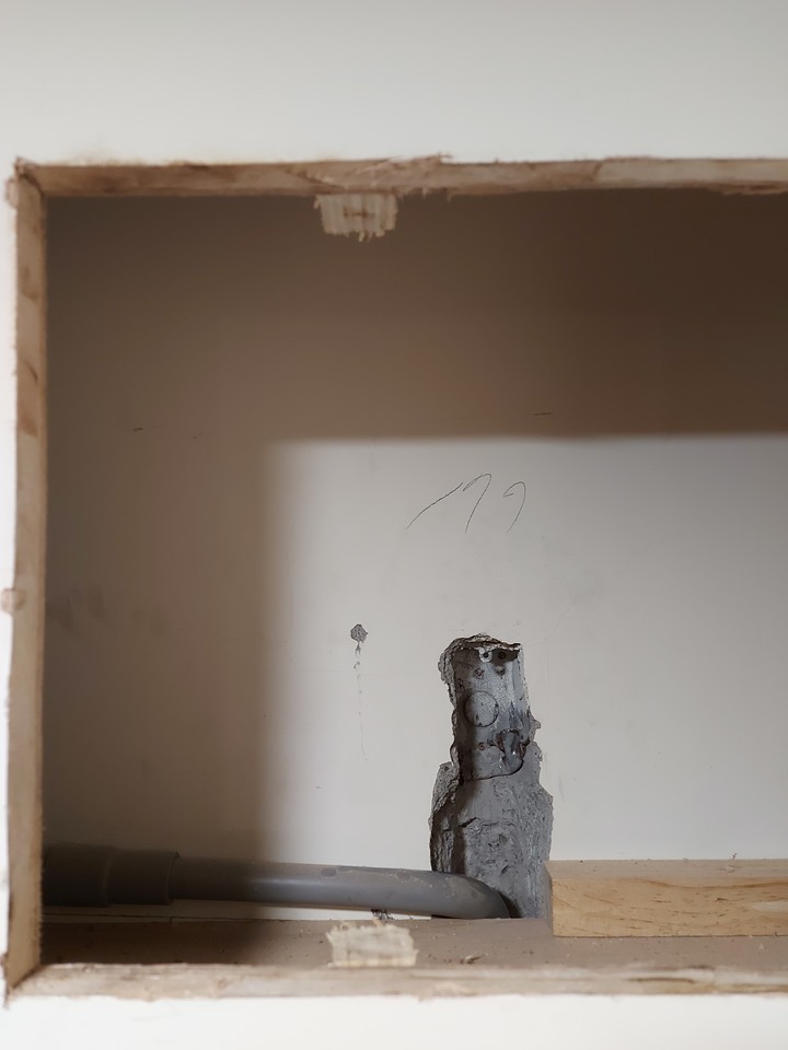 為了冷氣漏水拆裝潢了