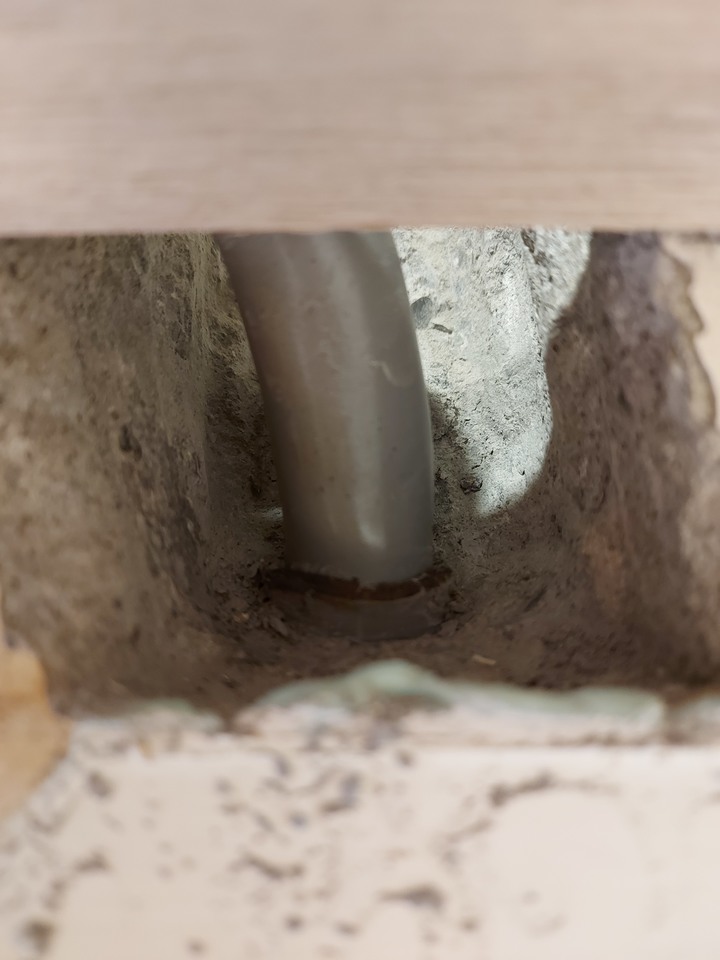 為了冷氣漏水拆裝潢了