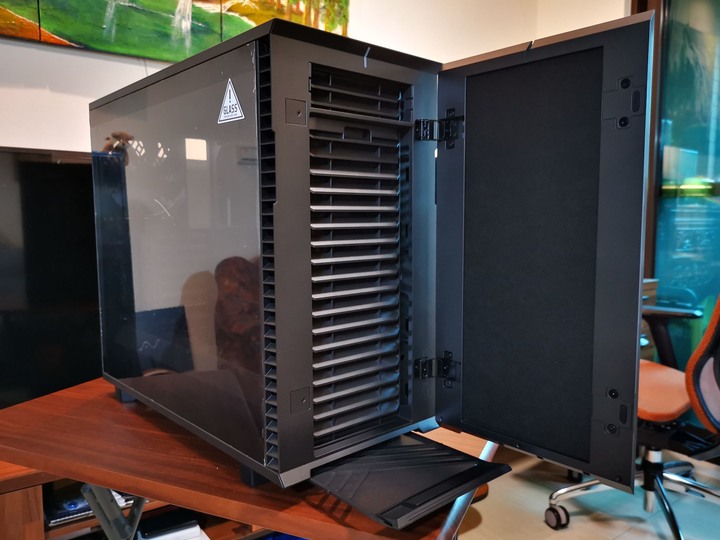 【開箱】極富機械巧思且低調奢華的電腦機殼！Fractal Design Define 7