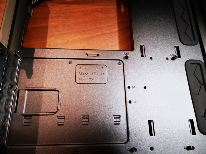 【開箱】極富機械巧思且低調奢華的電腦機殼！Fractal Design Define 7