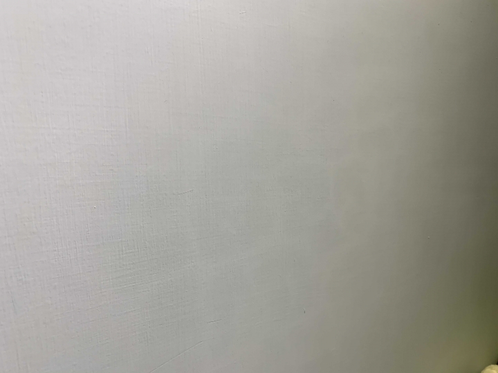 牆壁上漆完油漆後出現這種紋路