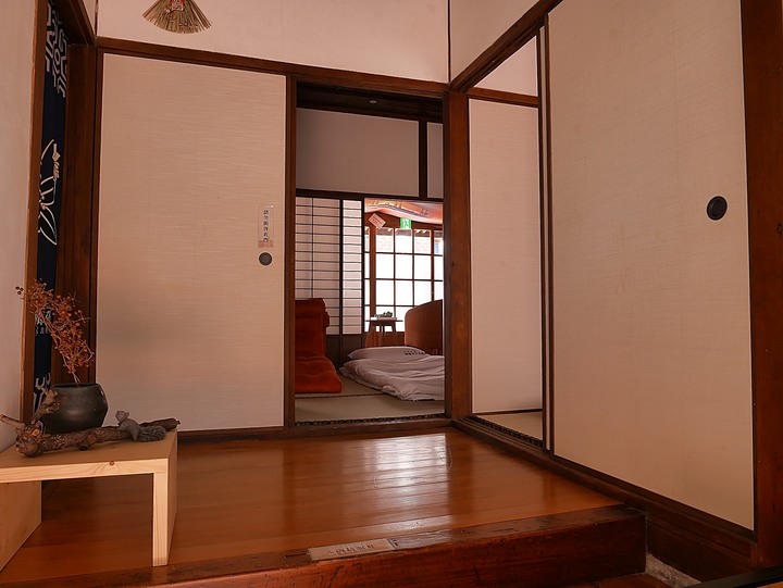 原梧棲警察官吏派出所及宿舍群、真武宮與梧棲老街 — 少數保留至今之日治時期警察官吏派出所與磚造宿舍組合,有著洗石子龍柱與石獅的玄天上帝廟