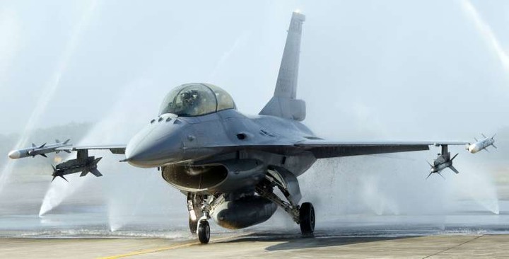 軍機洗澡指南》共機蒙皮不夠密合只能「乾洗澡」台美軍機自動化上沖下洗秘技曝光