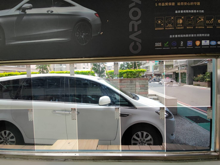 不想貼太黑炎夏耐熱隔熱膜選擇？Tesla Model3 LR 白內裝Caroyal皇家優視隔熱膜高透度貼膜分享(防曬, 抗UV, 抗熱, 透明)