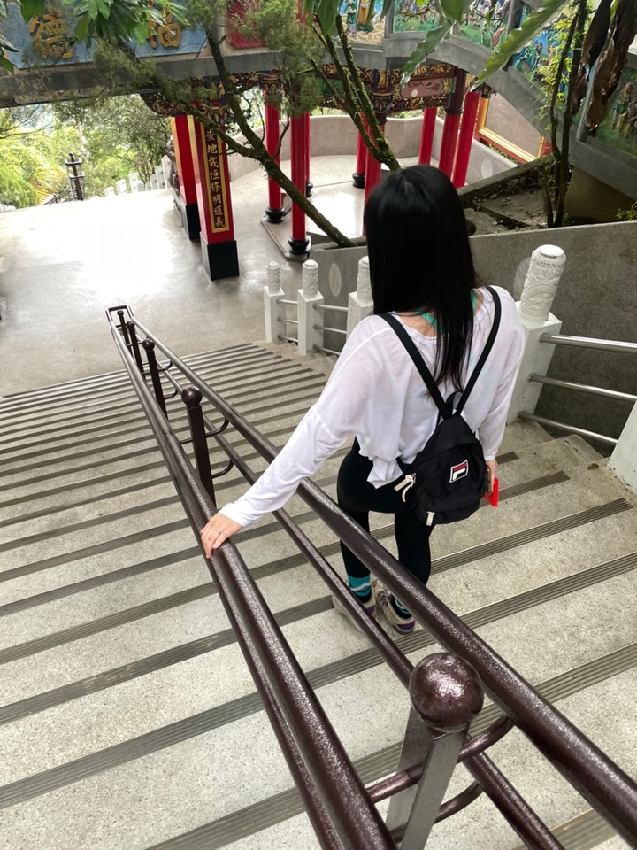 新北中和｜南勢角山．一小時內登頂的小百岳，下山到烘爐地朝聖參拜