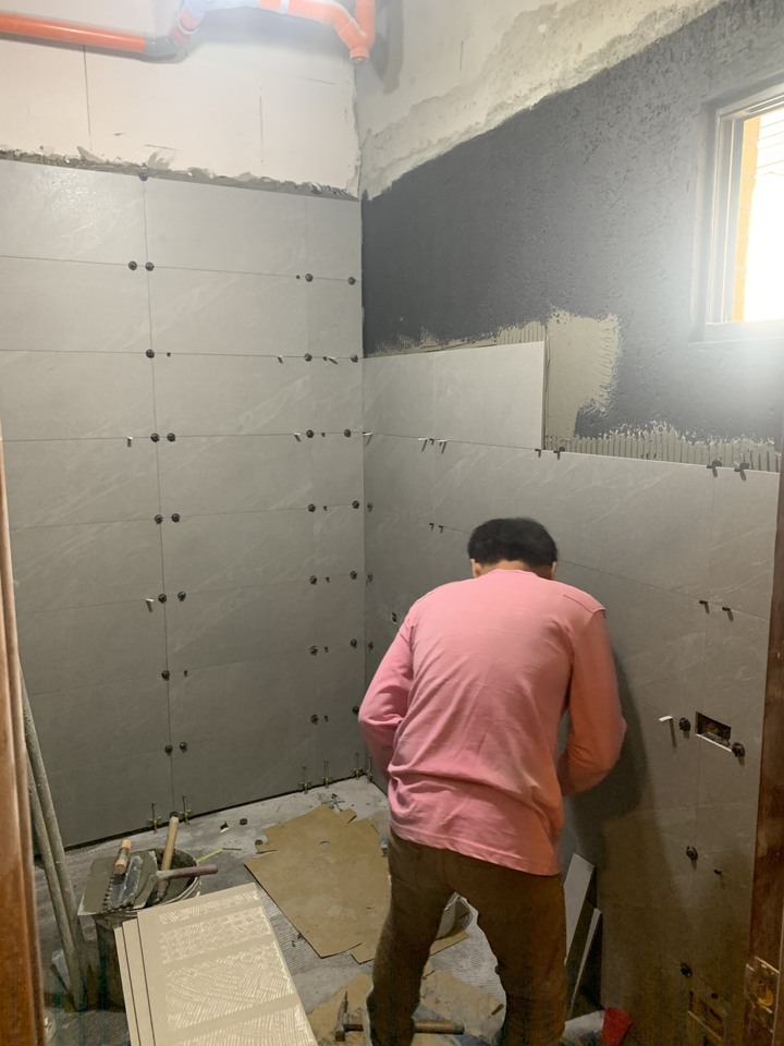 【衛浴翻新】高雄12年大樓浴室防水層破裂嚴重漏水,重作改建乾溼分離加花磚分享
