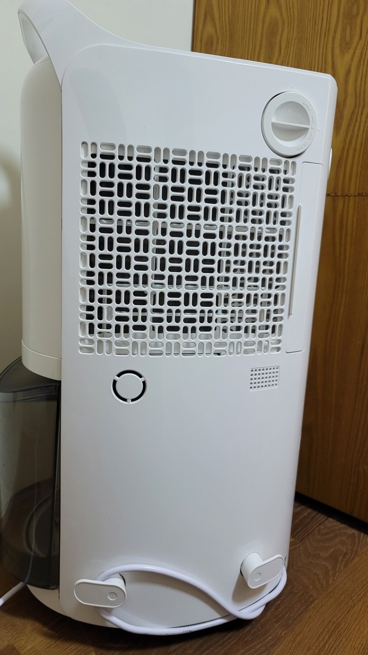 LG 18L變頻除濕機 V.S 淡水反潮木地板房間