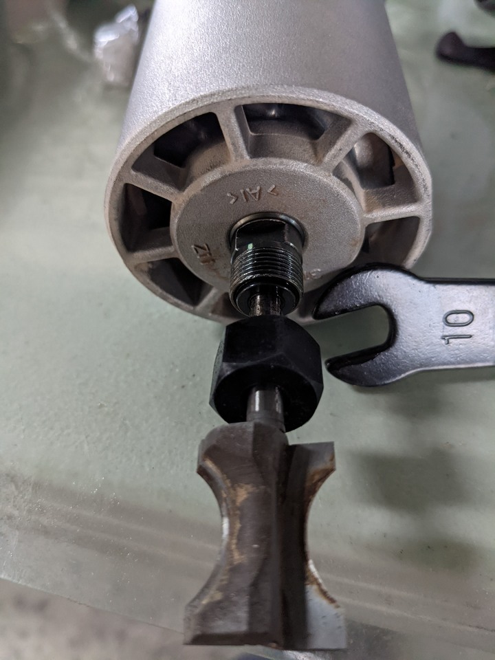 [求救]修邊刀卡在修邊機裡