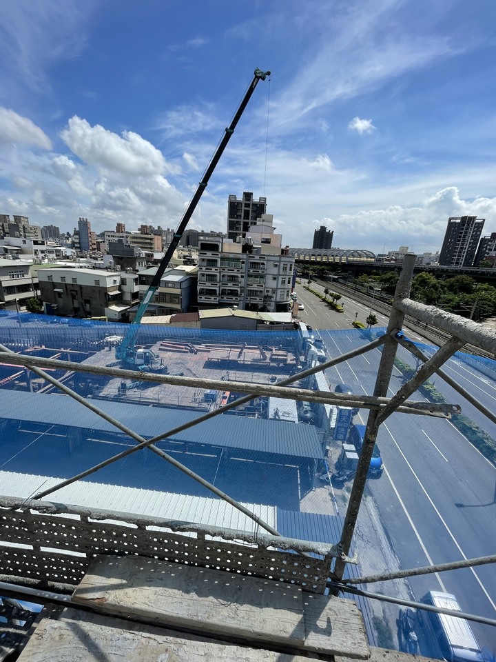 請問中華路四段=晴天洗車場=旁的大樓建案是??