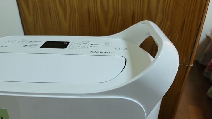 LG 18L變頻除濕機 V.S 淡水反潮木地板房間
