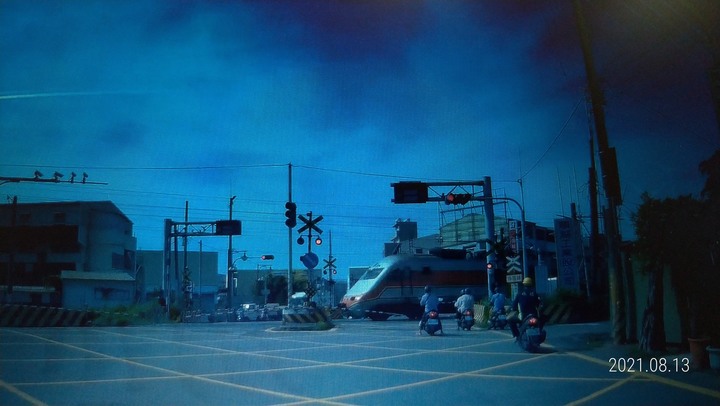 看火車一定要這麼近看嗎？