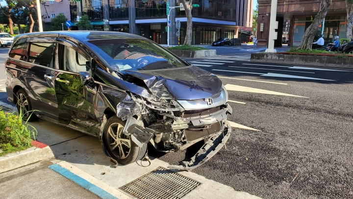 15年式Honda Odyssey側邊撞擊測試