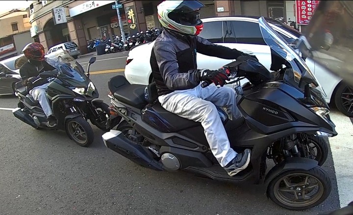 請問大大們這是哪種車款跟車牌,沒見過很特別!