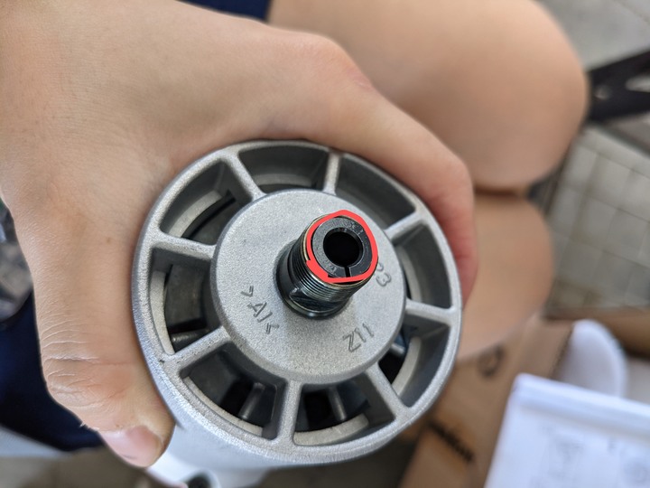 [求救]修邊刀卡在修邊機裡