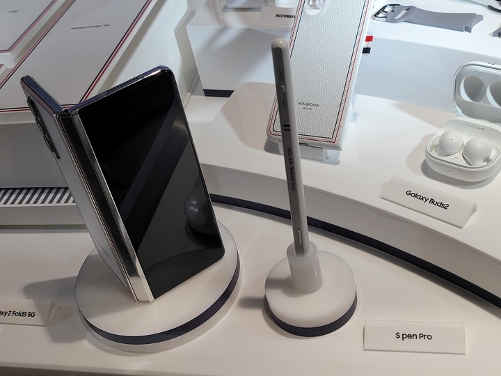 三星Z Fold3、Z Flip3 Thom Browne限量版 展示實機分享