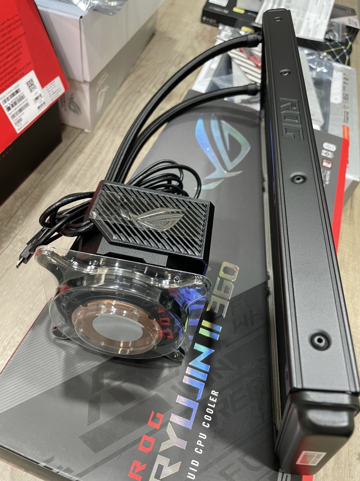 第一次組裝裝電腦失敗..現在換朋友幫忙組…進入測試階段
