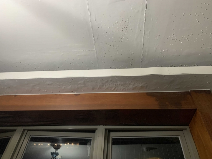 電梯間天花板的水珠