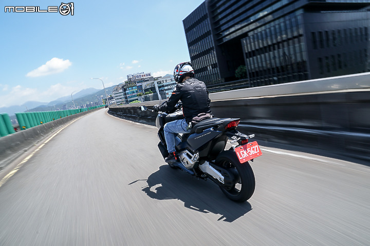 HONDA FORZA 750 試駕｜市區靈巧 長途更舒適 DCT 速可達再添一軍