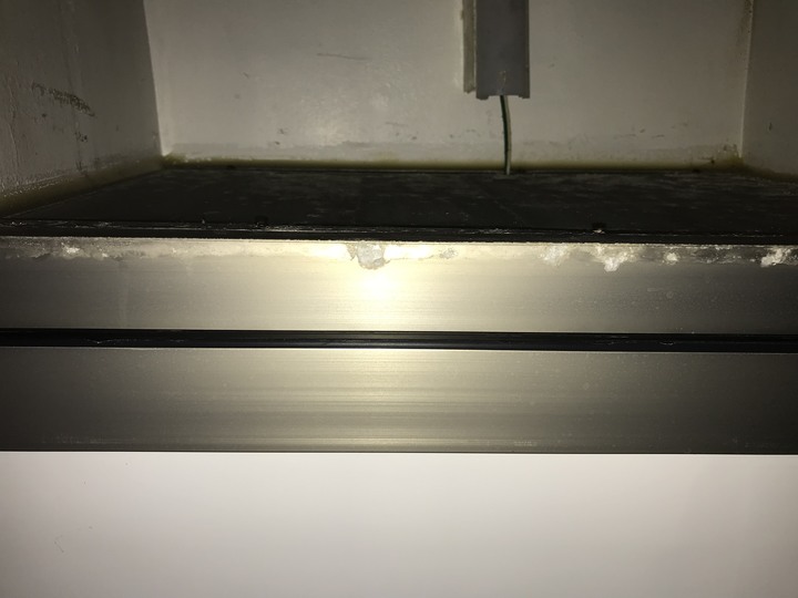 請問這個白白的東西怎麼清除?