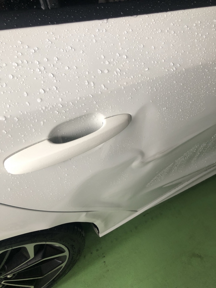 汽車自撞 該不該整片門換掉？