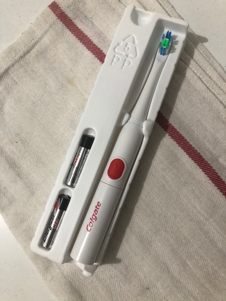 高露潔3d音波電動牙刷小開箱