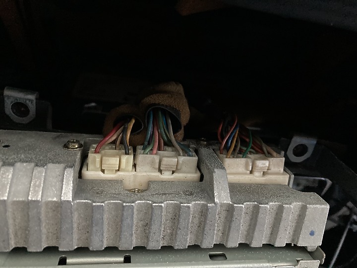 老車也要使用新科技:1999年一代RAV4 安裝Apple CarPlay主機