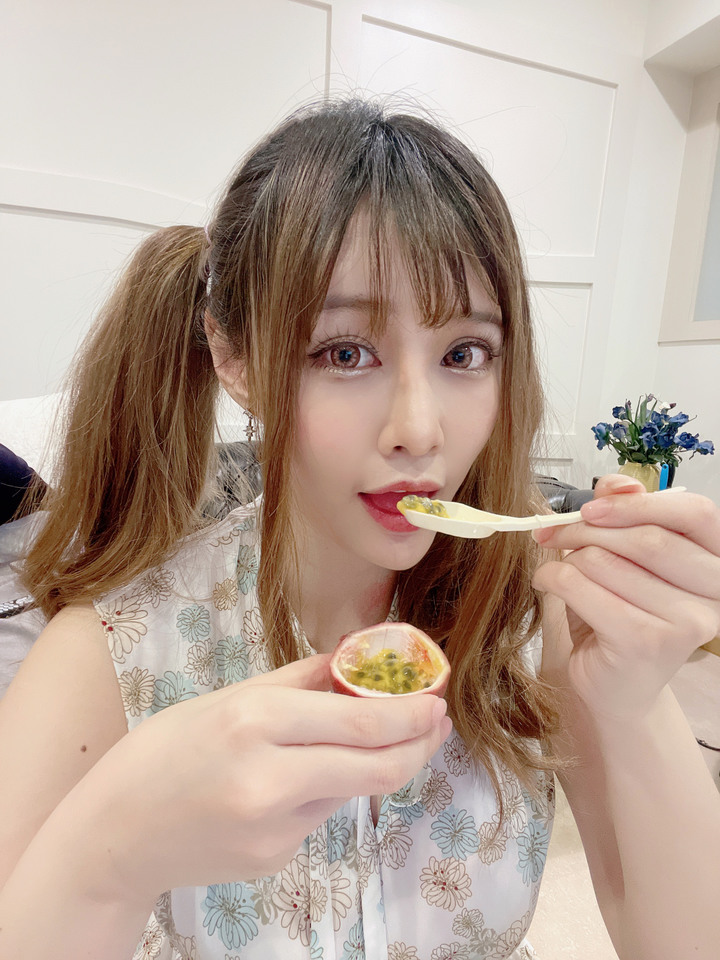 點我看大圖 嘗試網傳的百香果敷臉…還是用面膜好惹