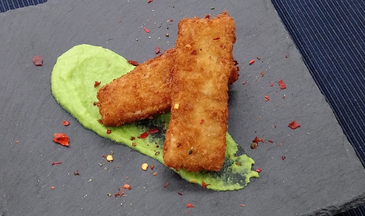 酥炸鮭魚條佐青豆泥