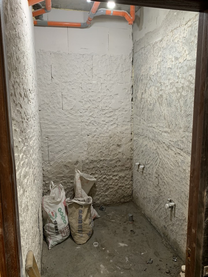 【衛浴翻新】高雄12年大樓浴室防水層破裂嚴重漏水,重作改建乾溼分離加花磚分享